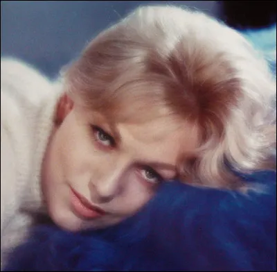 Un de ces peintres hongrois ne fait pas partie du groupe des huit. Lequel ?