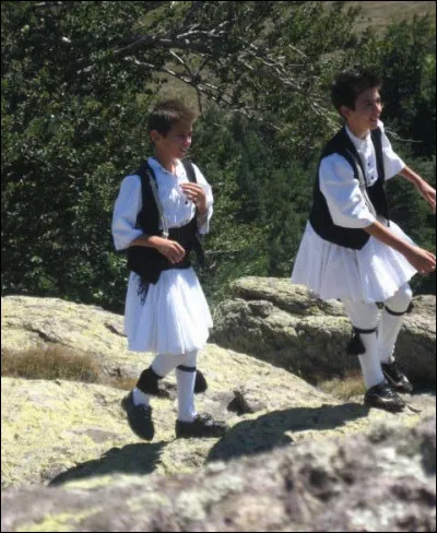 Les Saracatsanes - autrefois bergers nomades des Balkans - portent une fustanelle identique à celle des evzones grecs. Elle comporterait 400 plis : pourquoi ?