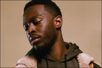 Quand le clip de son single « Compliqué » est-il sorti ?