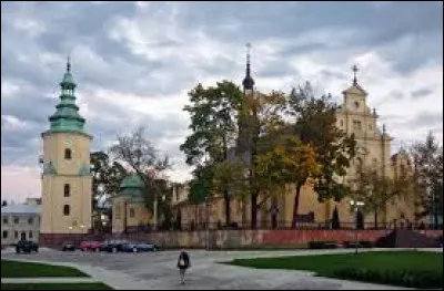Kielce, ville de 200 000 habitants, se trouve au / en ...