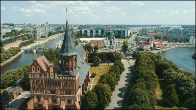 Ville située sur l'estuaire de la Prégolia, près de la mer Baltique, dans une enclave russe entre le Pologne et la Lituanie :