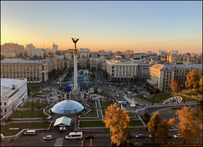 Grande ville de près de 3 millions d'habitants, traversée par le Dniepr, capitale de l'Ukraine :