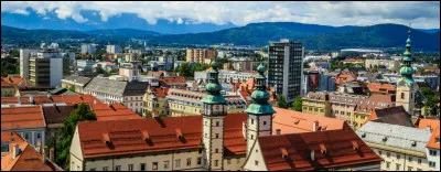 Ville autrichienne des Alpes, peuplée de 100 000 habitants, capitale du Land de Carinthie :