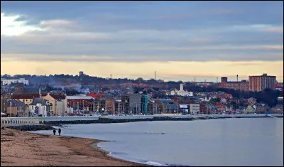 Ville d'Ecosse de 50 000 habitants, située sur la rive nord du Firth of Forth :
