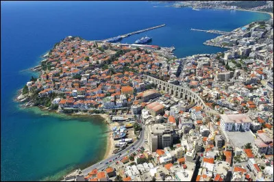 Kavala, ville maritime de 60 000 habitants, se trouve en ...