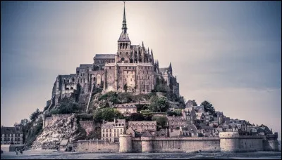 Quelle île est réputée pour ses marées très importantes ?