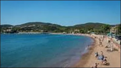 Dans quel département est située la commune d'Agay ?