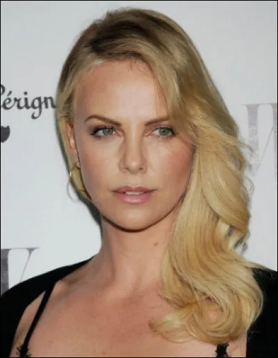 Son nom est Theron, quel est son prénom ?