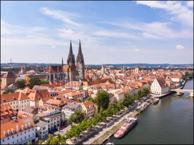 Vous revenez en Allemagne pour terminer ce quiz, dans cette ville de Bavière baignée par le Danube, appelée en France "Ratisbonne" :
