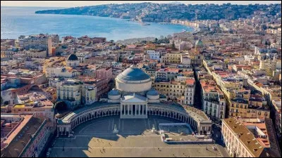 Vous allez maintenant dans cette grande ville d'Italie du sud, au pied du Vésuve :