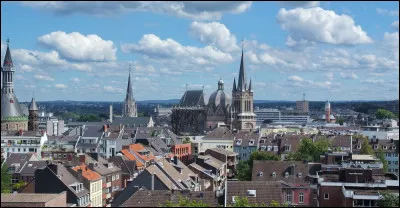 Vous revenez en Allemagne, dans cette ville appelée en France "Aix-la-chapelle" : c'est ...