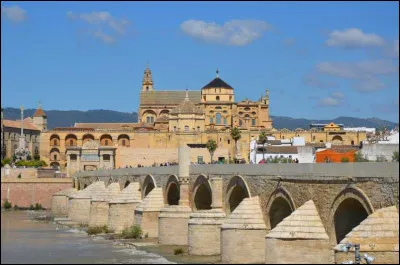 Vous allez maintenant en Espagne, dans cette ville d'Andalousie, célèbre pour sa Mezquita, grande mosquée construite au Xe siècle : c'est ...