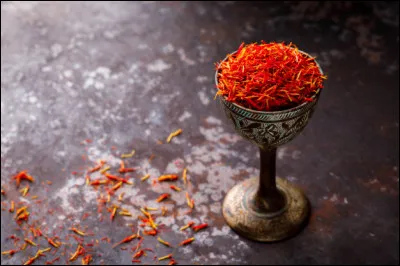 Quelle est cette plante utilisée par les teinturiers, parfois appelé safran bâtard ?