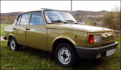 Voici la seconde voiture venue de la RDA. Elle est l'un des derniers modèles produits dans le pays avant la réunification de l'Allemagne. Comment s'appelle-t-elle ?