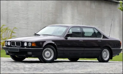 Dans les modèles du constructeur bavarois, cette automobile est la plus grosse berline du manufacturier que je connaisse. Pouvez-vous me la nommer ?