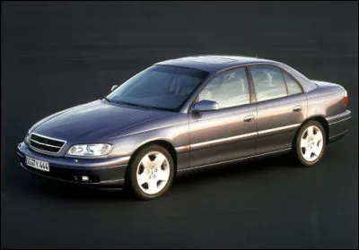 Étrange, je ne pensais pas que les lettres grecques étaient populaires pour nommer des modèles. Cette berline GM porte le nom de la vingt-quatrième lettre de l'alphabet grec. Comment s'appelle-t-elle ?