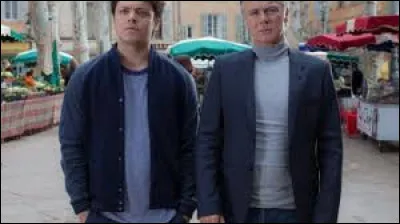 Il aide et conseille un jeune garçon, joué par Kev Adams, à séduire la jeune Sandra Valenti