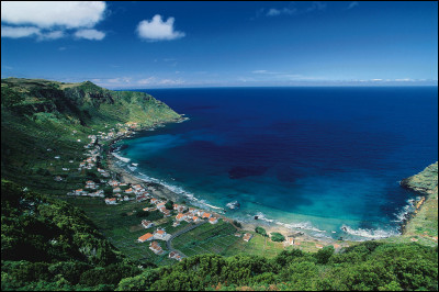 Surnommée"l'île du soleil", c'est l'île la plus orientale des Açores, avec une superficie de 97 km² et une population d'environ 6 000 habitants. Sa plus grande ville est Vila do Porto, avec environ 3 000 habitants. Elle porte le même nom que l'un des trois navires permettant à Christophe Colomb de traverser l'océan Atlantique en 1492. Il s'agit donc de...