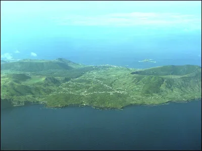 Cette île est la plus septentrionale du groupe central, avec une superficie d'environ 60 km² et une population d'environ 4 500 habitants. Elle est surnommée "l'île blanche". Cette île porte le même nom qu'une autre petite île des Canaries. Il s'agit donc de...