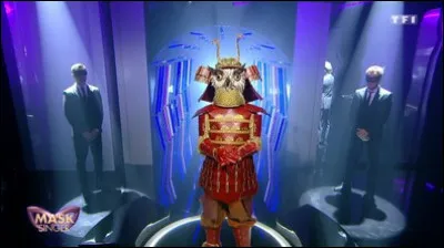 Qui était déguisé en hibou samouraï et a été démasqué ?