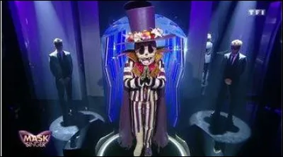 Qui était déguisé en squelette et a été démasqué ?