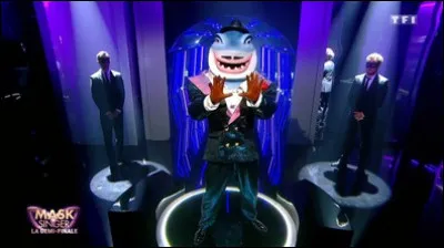 Qui était déguisé en requin et a été démasqué ?