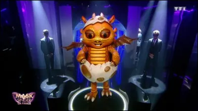 Qui était déguisé en dragon et a été démasqué ?