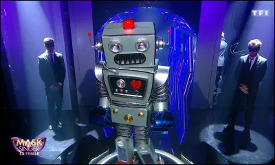Qui était déguisé en robot et a été démasqué ?