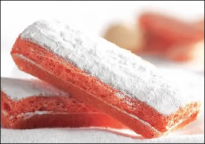 Quel est ce biscuit créé en 1690, coloré au carmin qui a une texture craquante et fondante ?