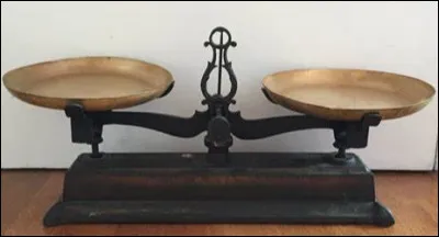 Quel est cet instrument de pesage à deux fléaux qui porte le nom de son inventeur ?