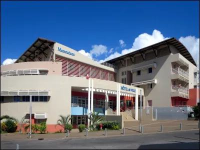 Mayotte - Mamoudzou est le chef-lieu de ce territoire de facto. Mais quel est le chef-lieu de jure de Mayotte ?