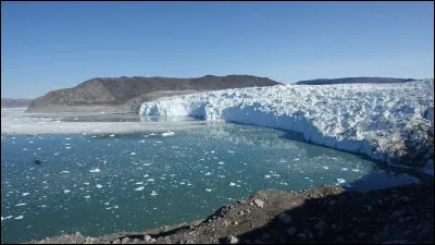 Par quelle mer le Groenland est-il bordé, à l'ouest ?