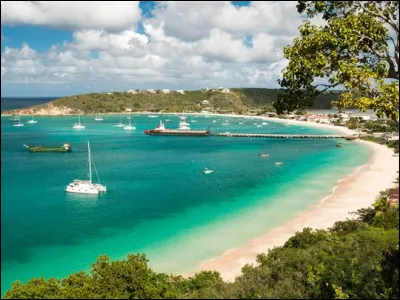 Quelle île française se situe à 7.2 kilomètres d'Anguilla ?