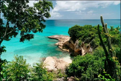 En quelle année Anguilla s'est-elle retirée de la couronne Saint-Christophe-Niévès-Anguilla ?