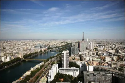 Cette jolie vue de Paris a été prise à bord du "Ballon de Paris". Quel nom porte aussi ce ballon servant d'attraction touristique ?