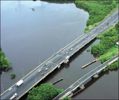 Comment s'appelle le pont qui relie la Grande-Terre et la Basse-Terre ?