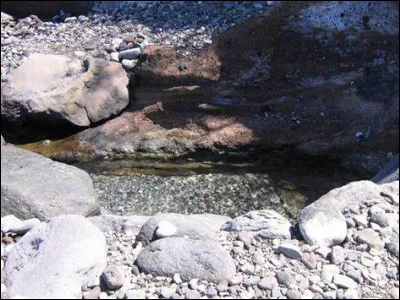 On se baigne dans mes eaux très chaudes, je suis :