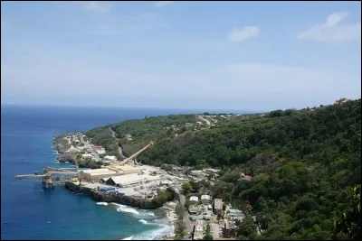 Quelle ressource naturelle est exploitée sur l'île ?