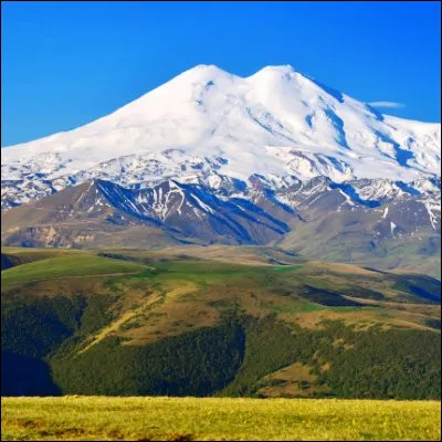 Quel pays, l'un des plus peupl&eacute;s au monde, culmine au volcan Elbrouz ?