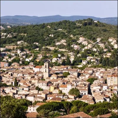 Quel &eacute;crivain, natif de Manosque, s'est fait conna&icirc;tre avec le roman "Colline" ?