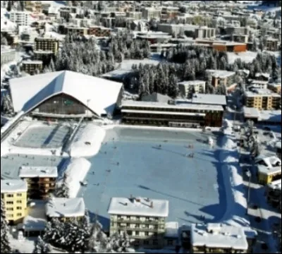 Quelle station suisse de sports d'hiver, qui abrite la plus grande patinoire naturelle d'Europe, a inspir&eacute; "La Montagne magique" de Thomas Mann ?