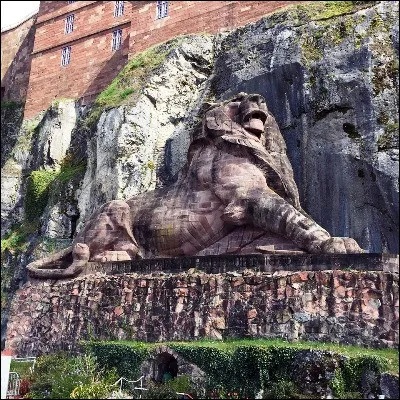 Quelle ville de Franche-Comt&eacute; reprend sur son logo une c&eacute;l&egrave;bre statue de lion, �uvre d'Auguste Bartholdi ?
