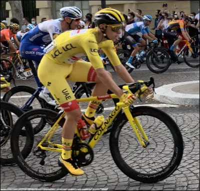 Tours est une ville de France située à l'ouest, en région Centre-Val de Loire. 
Le Tour de France est une compétition cycliste organiséE pour la première fois en 1903 par le journal l'Auto qui voulait augmenter ses ventes, caractérisée par le célèbre maillot jaune. En quelle année ce dernier fait-il son apparition ?