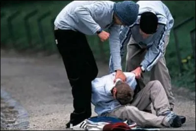 Tu te promènes dans la rue, quand tu vois ta sur (frère) se faire racketter. Que fais-tu ?