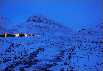 Au Svalbard, la nuit permanente dure de/d' ______ jusqu'à ______ .