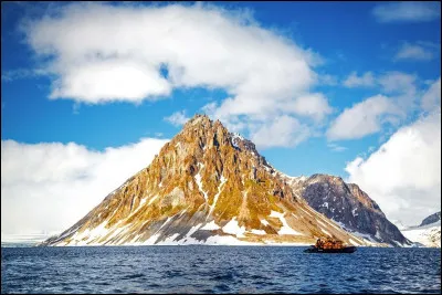 Parmi ces mers, laquelle borde le Svalbard ?