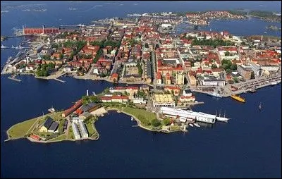 Karlskrona, ville de 35 000 habitants, située sur plusieurs îles de l'archipel du Blekinge, se trouve en ...