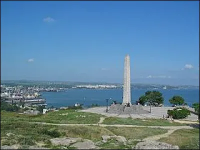 Ville de Crimée peuplée de 145 000 habitants, située à l'extrémité orientale d'une péninsule, dans un emplacement stratégique, séparée par un détroit de la péninsule de Taman, en Russie :