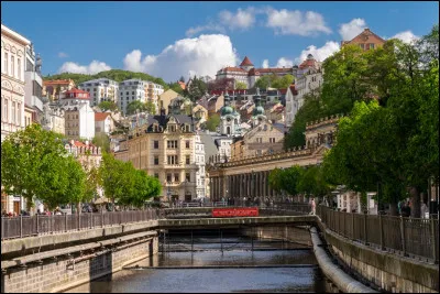 Karlovy Vary, ville de 45 000 habitants, célèbre ville thermale, se trouve en ...