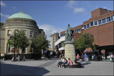 Ville écossaise de 45 000 habitants, située au sud de Glasgow, en bordure des Southern Uplands :